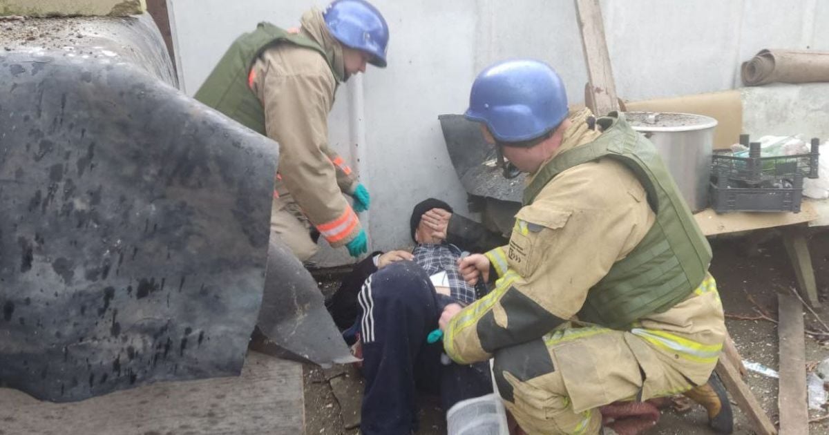 Окупанти з артилерії обстріляли Нікополь: без світла майже 1,5 тисячі родин, є постраждалі