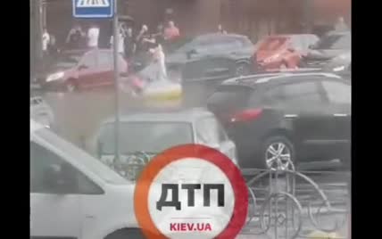 Нетривала злива затопила Київ: машини глухли, а деякі люди надули матрас і купались посеред вулиць
