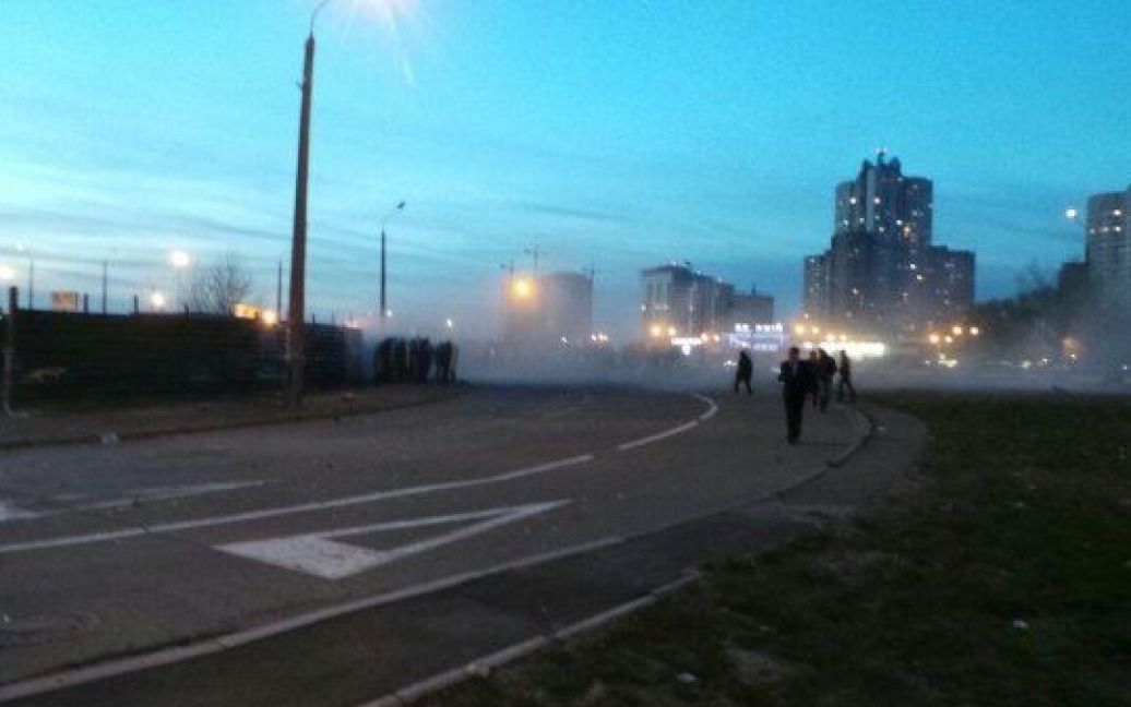 Защитники забора и их противники используют дымовые шашки, травматическое оружие, камни, бутылки и т. п / © twitter.com/HromadskeTV