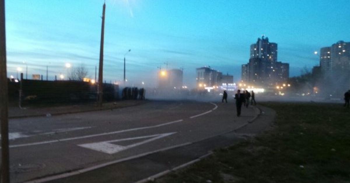 Захисники паркану і їхні супротивники використовують димові шашки, травматичну зброю, каміння, пляшки тощо