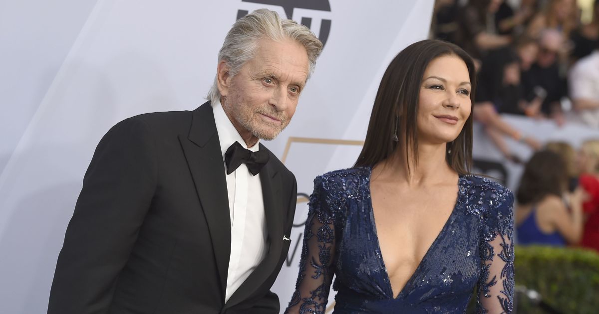 Кэтрин Зета-Джонс умилила юзеров нежным поцелуем с мужем