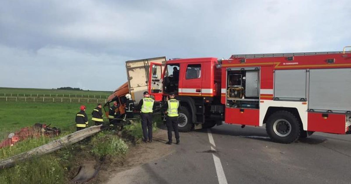 На трасі "Київ-Чоп" внаслідок ДТП за участю трьох легковиків та вантажівки загинули чотири людини