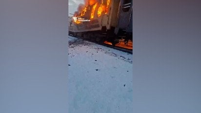 Росіяни вдарили по пасажирському поїзду: військовий рятував людей з вагонів