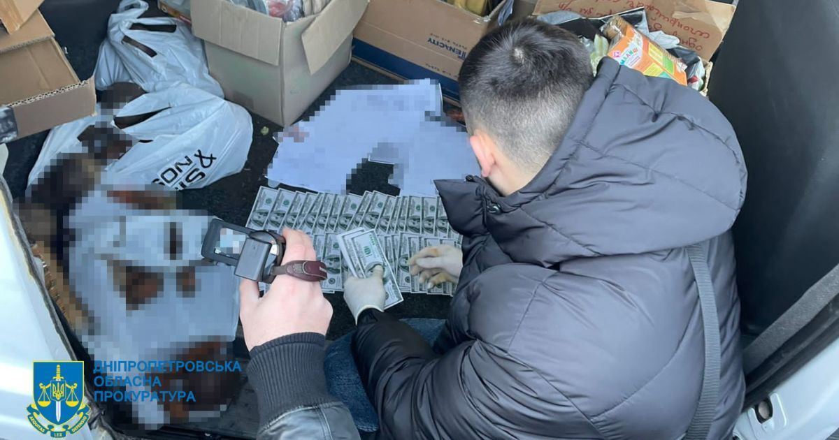 У Дніпрі чоловік за 20 тисяч доларів продавав "непридатність" до військової служби та переправляв чоловіків за кордон