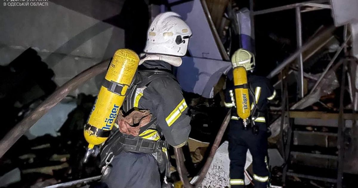 Фото з місця ракетного удару по Одесі 14 червня / Фото: ДСНС, з відкритих джерел
