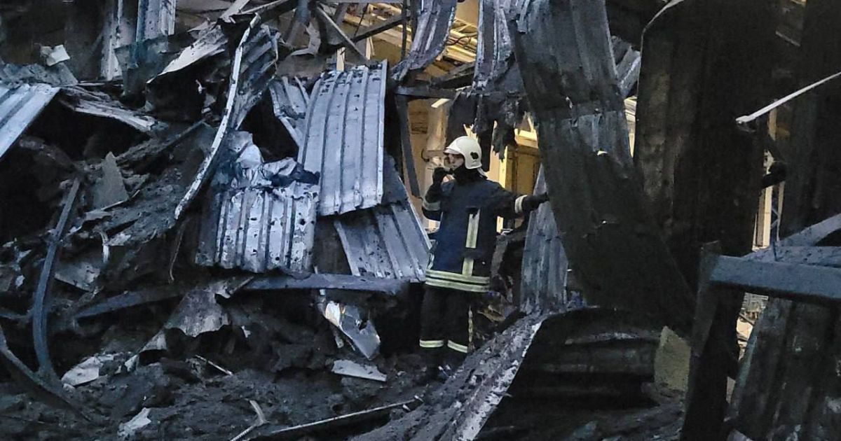 Фото з місця ракетного удару по Одесі 14 червня / Фото: ДСНС, з відкритих джерел