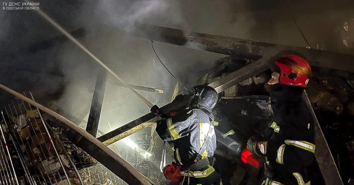 Фото з місця ракетного удару по Одесі 14 червня / Фото: ДСНС, з відкритих джерел