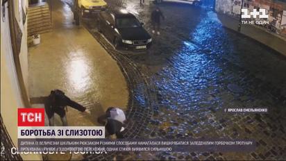 В соцсетях выложили видео, на котором ребенок не может пройти скользким тротуаром, но не сдается