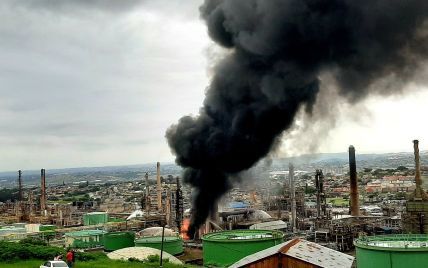 В ЮАР после взрыва пылает нефтеперерабатывающий завод