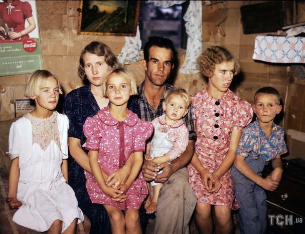 Джек Уайнер и его семья в нарядах из мешков. США, 1940 год / © Getty Images