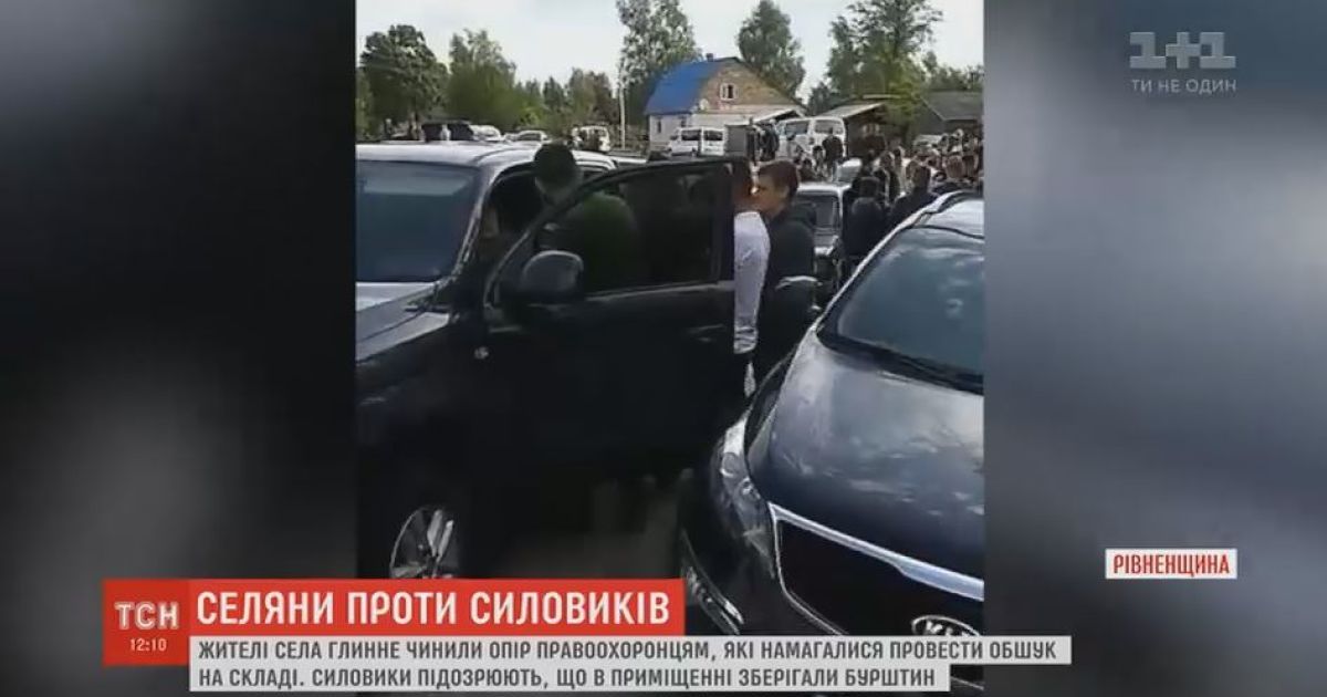 Сотня селян на Ровенщине напала на правоохранителей, которые пришли с обыском к складу