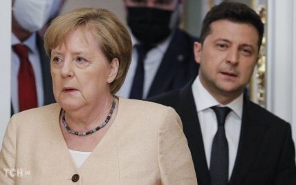 В песочном жакете с V-образным вырезом: Ангела Меркель на встрече с Зеленским
