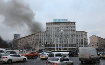 В правительственном квартале Киева разгорелся мощный пожар