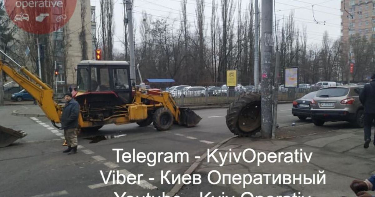 У Києві в екскаватора просто серед дороги відірвалось колесо