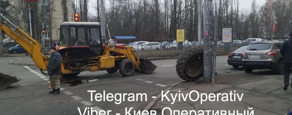 В Киеве у экскаватора прямо посреди дороги оторвалось колесо