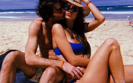 День влюбленных продолжается: Алессандра Амбросио позировала на пляже в объятиях любимого