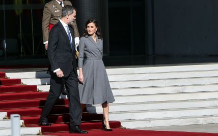 В элегантном сером: королева Летиция с мужем прилетела с визитом в Марокко