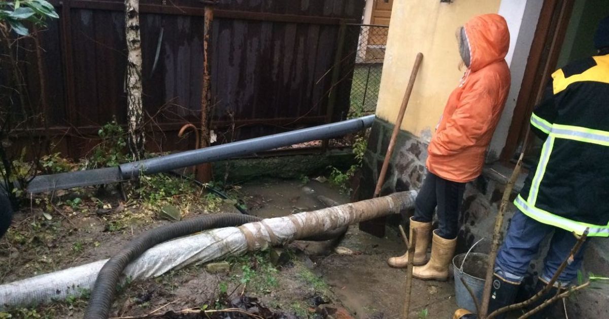 Закарпатскую область подтопило из-за незимней погоды, на выходных возможны оползни