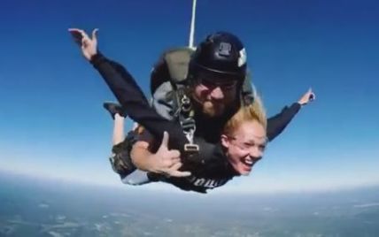Кэндис Свэйнпоул показала, как прыгнула с парашютом (Видео)