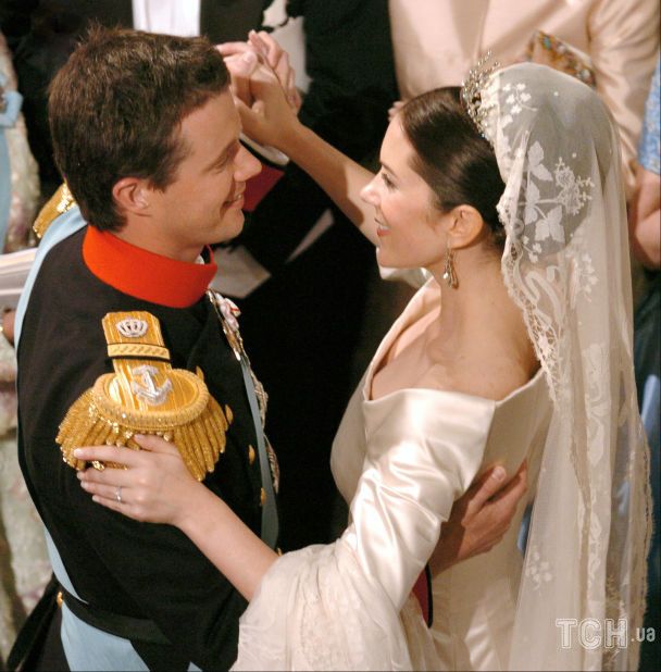 Кронпринцеса Мері і кронпринц Фредерік на своєму весіллі 14 травня 2004 року / © Getty Images
