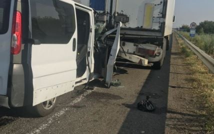 На Одесской трассе микроавтобус столкнулся с грузовиком, пострадали семеро пассажиров