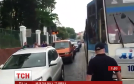 Во Львове полиция и прохожие чудом остановили трамвай, у которого отказали тормоза