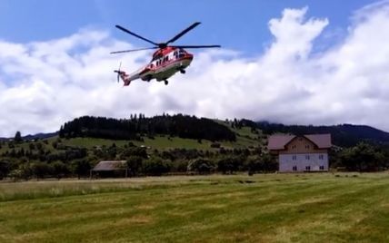 Спасатели на вертолете вывезли роженицу из подтопленного района Прикарпатья