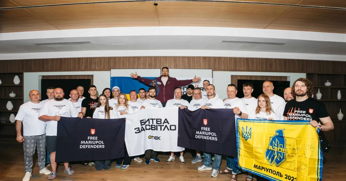 Олександр Усик зустрівся з ветеранами-енергетиками ДТЕК напередодні поєдинку в Каїрі