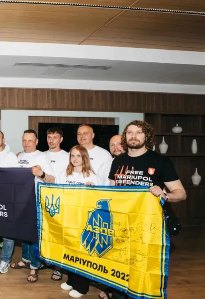 Александр Усик встретился с ветеранами-энергетиками ДТЭК накануне поединка в Каире