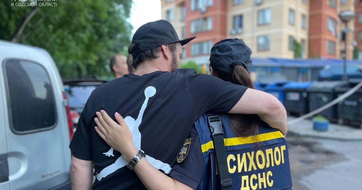 Фото з місця ракетного удару по Одесі 14 червня / Фото: ДСНС, з відкритих джерел