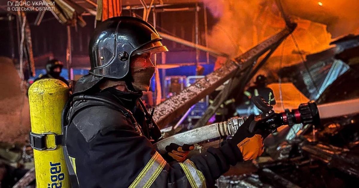 Фото з місця ракетного удару по Одесі 14 червня / Фото: ДСНС, з відкритих джерел