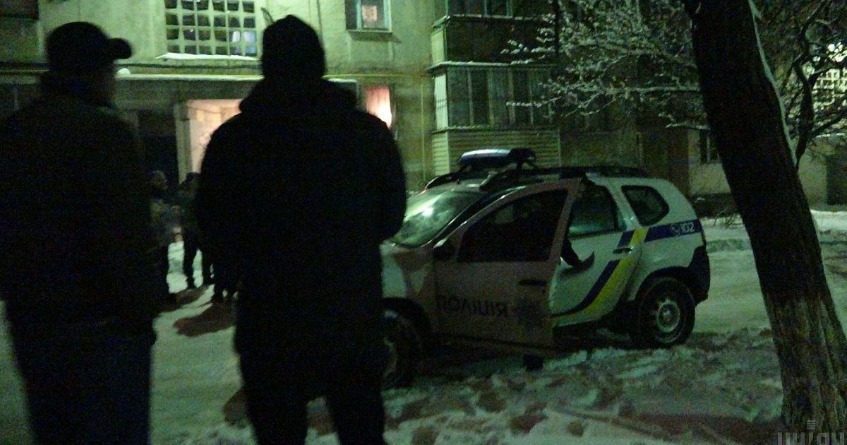 Под Киевом после ссоры с женой пьяный мужчина разбил десяток машин на парковке