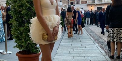 Білий лебідь: Жозефін Скривер підкреслила стрункі ноги міні-сукнею