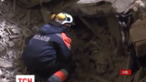 Як розбирають завали зруйнованого будинку у Києві