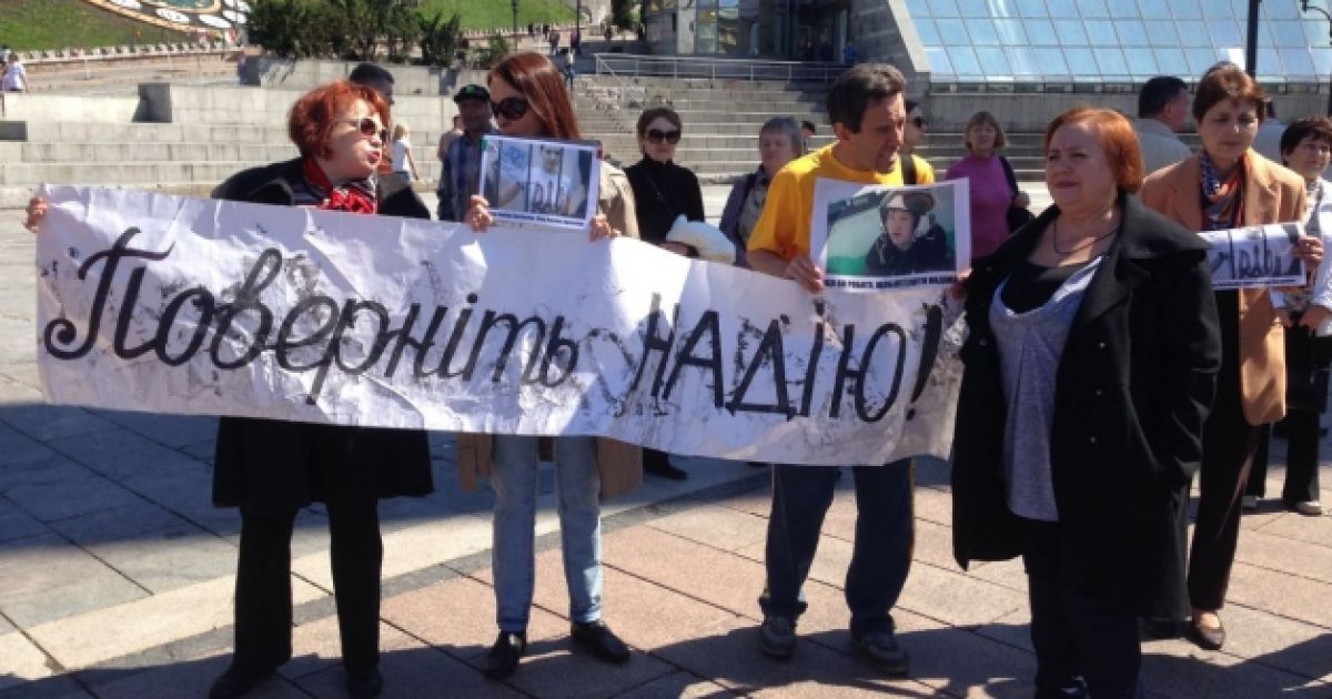 На Майдане требуют от власти немедленно добиться освобождения Савченко