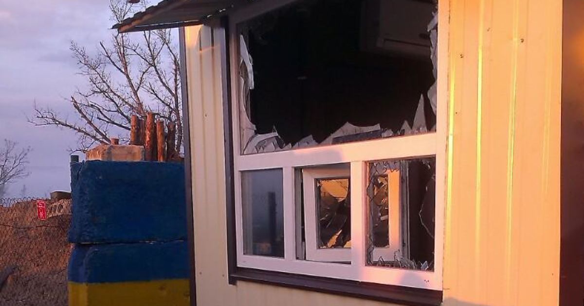 В Станице Луганской боевики "ЛНР" обстреляли КПВВ, который ремонтировали строители