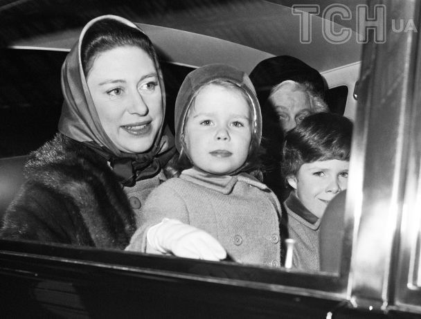 Леді Сара Армстронг-Джонс на руках у мами принцеси Маргарет / © Associated Press