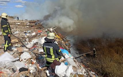 В Дарницком районе Киева загорелась свалка: что известно