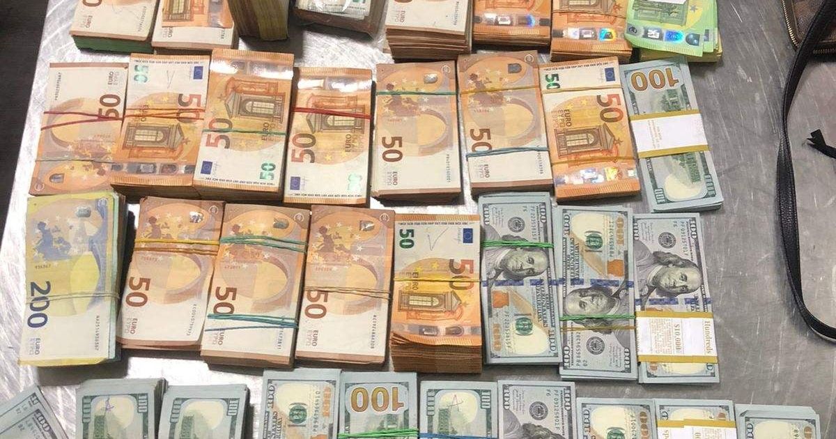У двох іноземок у Льввові вилучили ювелірку і гроші_2 / © Львівська митниця/Facebook
