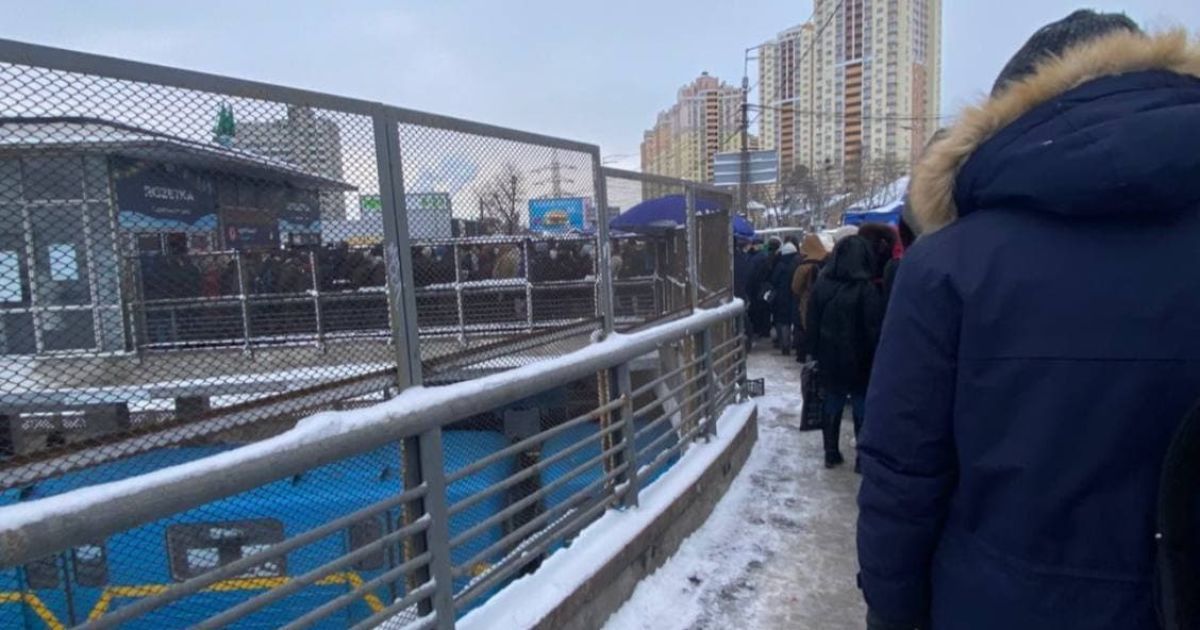 Очередь на вход в метро в Киеве