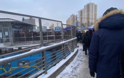 Після снігопаду кияни "штурмують" метро: у Мережі показали, що відбувається на "Чернігівській"
