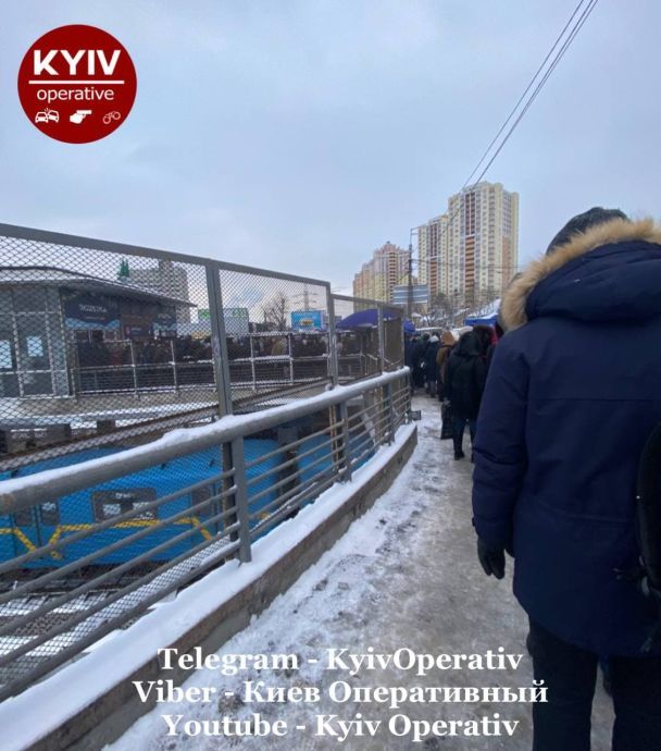 Очередь на вход в метро в Киеве / © Киев оперативный в Telegram