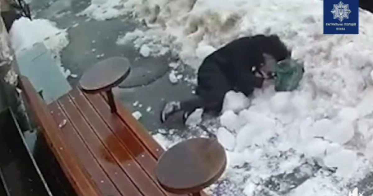 З'явилося відео, як у центрі Києва на жінку впала брила льоду з даху будинку