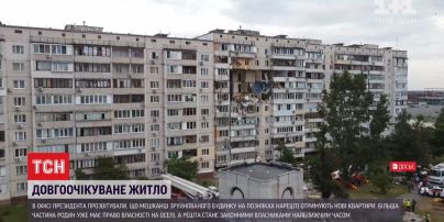 Жители разрушенного дома на Позняках наконец получают новые квартиры