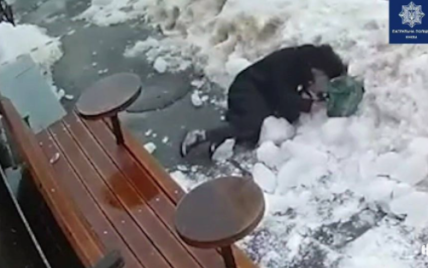 З'явилося відео, як у центрі Києва на жінку впала брила льоду з даху будинку