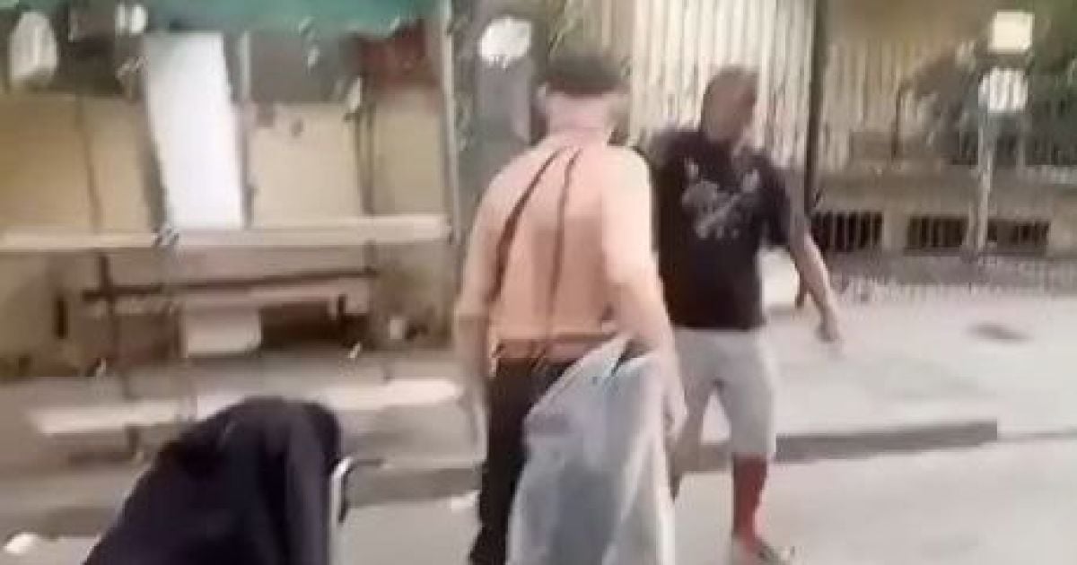 Чоловік вийшов на вулицю з мертвою 100-річною мамою