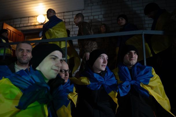 Зустріч звільнених захисників зі своїми рідними \ джерело: телеграм Володимира Зеленського