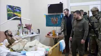 Владимир Зеленский посетил в госпитале раненых защитников Украины