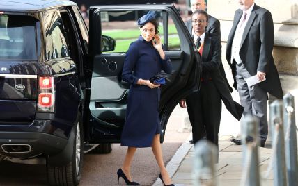 В наряде от Givenchy и экстравагантной шляпке: герцогиня Сассекская Меган в красивом образе прибыла на королевскую свадьбу