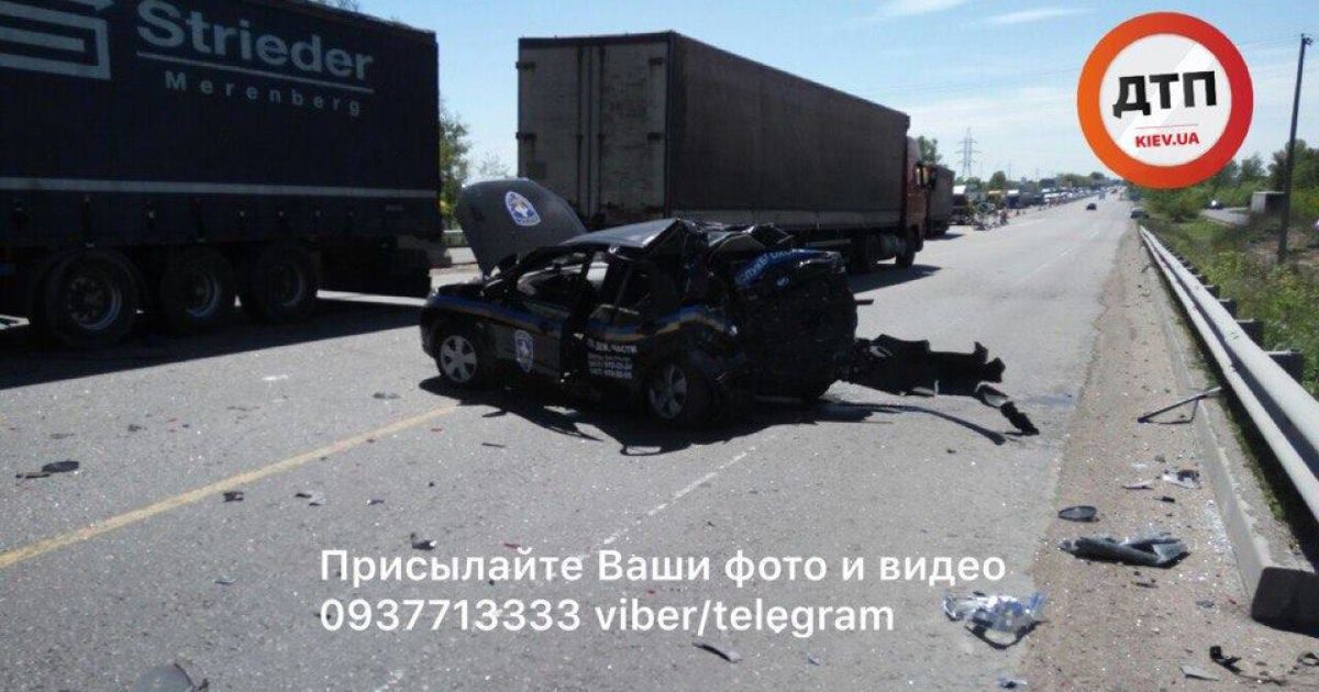 Під Києвом автомобіль охоронної фірми занесло під фуру